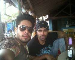 Jaskaran Singh which plays the character of Uday in 'mile jab hum tum' serial is the cousin brother of Karan Singh Grover.